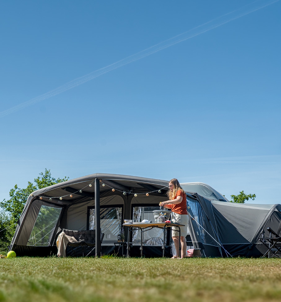 Auvent spacieux pour camping-car avec auvent sur un camping