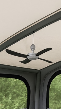 Ventilateur de plafond moderne dans véranda