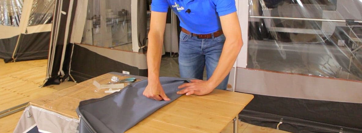 Réparer la toile d’un auvent souple ou d’un store cassette sur la table Réparer la toile d’un auvent souple ou d’un store cassette sur la table