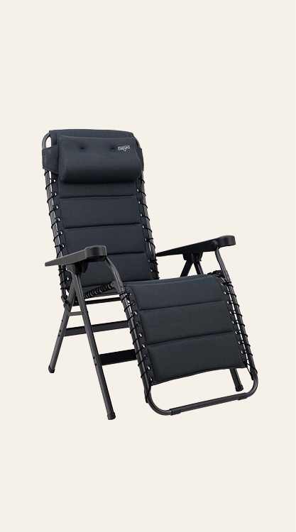 Un fauteuil relax Crespo noir avec un logo