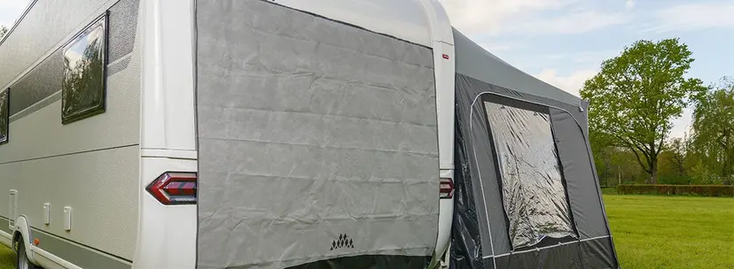 Quels accessoires puis-je fixer au rail de ma caravane ?