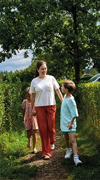 Une mère avec ses enfants en promenade