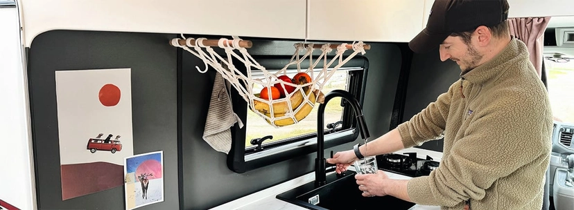 Aménager votre fourgon : le guide pas à pas pour installer un circuit d'eau