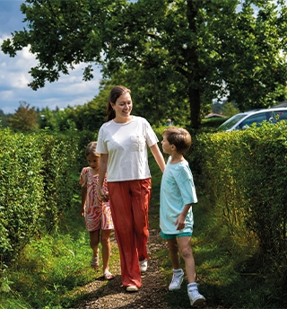Une mère avec ses enfants en promenade