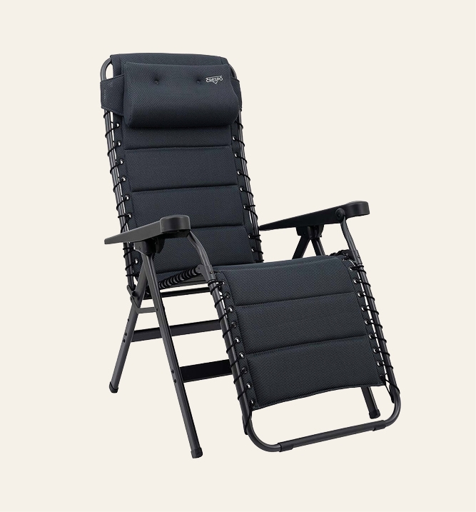 Un fauteuil relax Crespo noir avec un logo