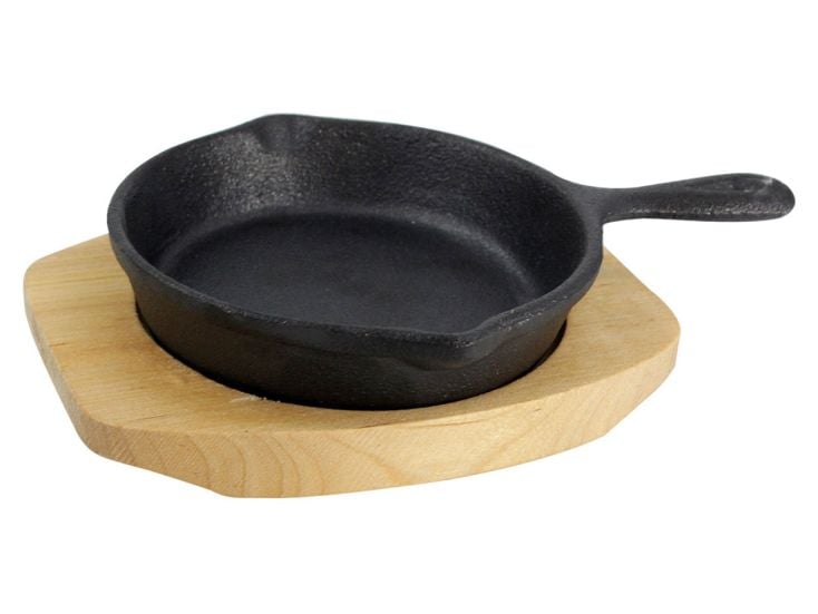 Cast Iron petite casserole en fonte sur planche