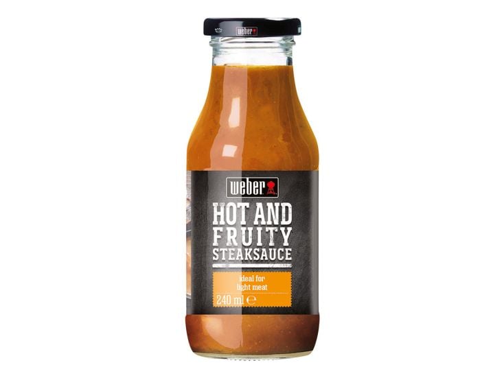 Weber sauce barbecue hot and fruity pour steaks