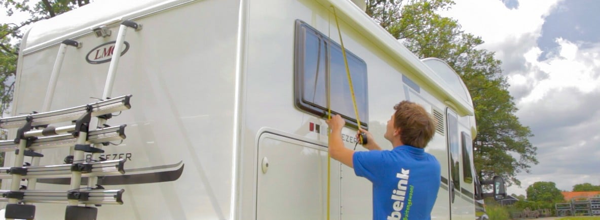 Mesurer la hauteur de construction et la longueur du toit de la caravane